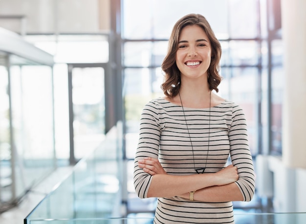 Tutto pronto per il successo Ritratto di una donna d'affari fiduciosa che lavora in un ufficio