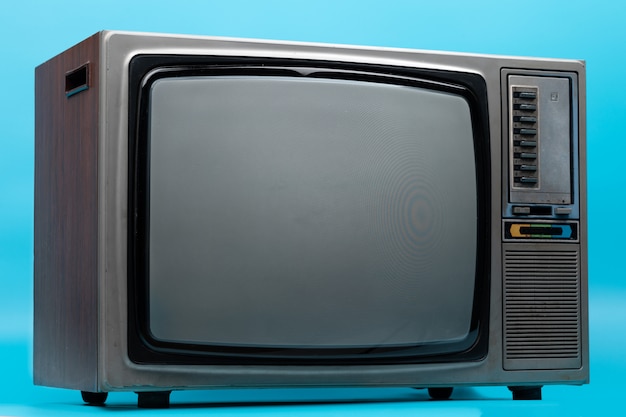 TV dell'annata isolata sul blu