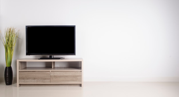 TV in TV Stand sulla stanza bianca