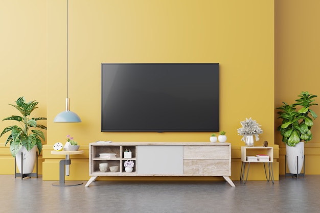 TV sul mobile in soggiorno moderno con lampada, tavolo, fiori e piante su sfondo muro giallo, rendering 3d