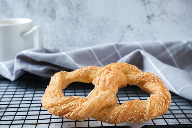 Twist di pasta sfoglia con una tazza di caffè