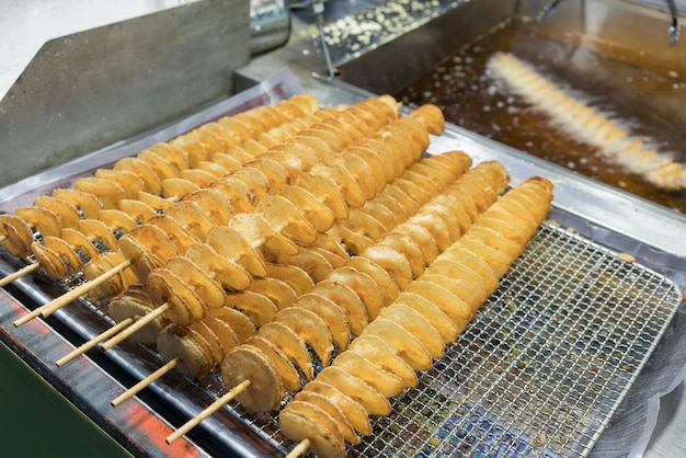 Twist patate che vendono in Myeongdong street, Seoul, Corea del Sud (cibo di strada coreano)