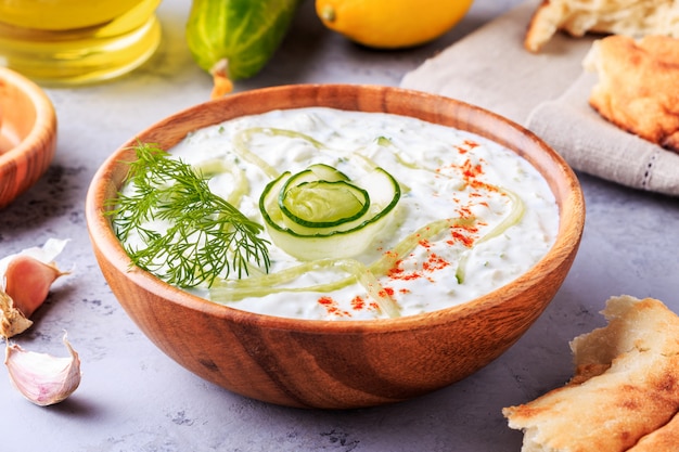 Tzatziki di insalata greca di cetriolo, yogurt, olio d'oliva, aglio, aneto e spezie