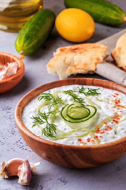 Tzatziki greco dell'insalata in primo piano della ciotola