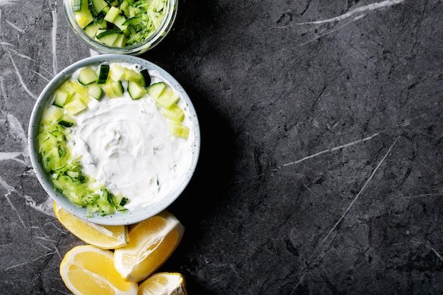 Tzatziki salat in ciotola di ceramica