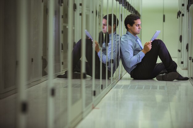 Ubicazione del tecnico sulla sedia e utilizzo della tavoletta digitale