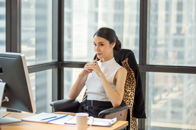 ubicazione sicura delle donne di affari in ufficio dalla finestra