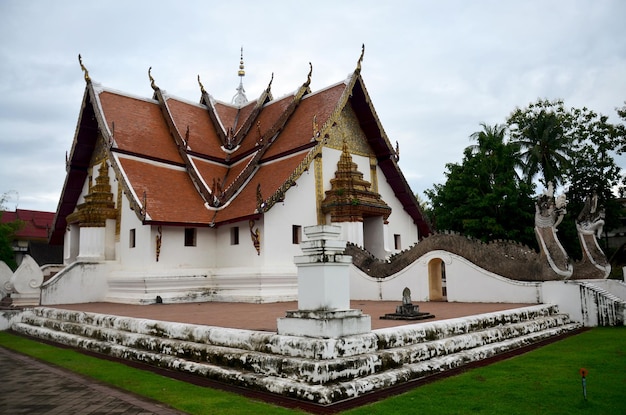 Ubosot o chiesa con naga a Wat Phu Mintr o tempio Phumin è un antico tempio per le persone che visitano e pregano a Nan Thailandia