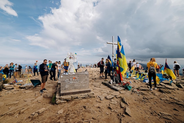 UCRAINA 24 agosto 2019 Monte Hoverla Carpazi in Ucraina in estate I turisti salgono sulla cima della montagna Paesaggio pittoresco panorama panoramico della cresta di Chornogora