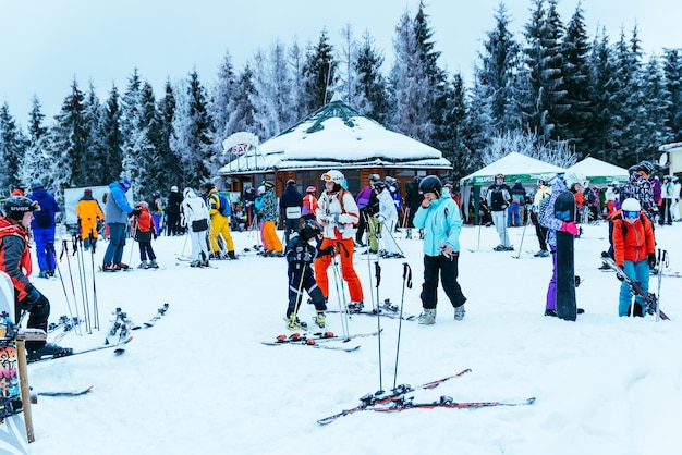 Ucraina bukovel 17 dicembre 2017 persone sci e snowboard in montagna invernale