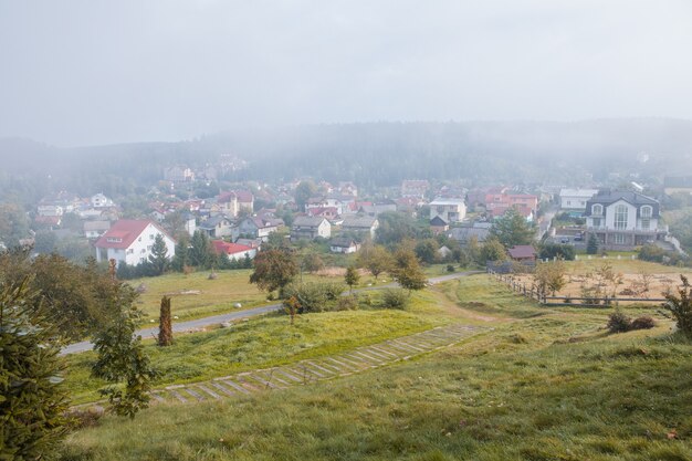 Ucraina Carpazi Skidnitsa. La giornata di sole mattutino è nel paesaggio montano. Carpazi, Europa. Il mondo della bellezza. Grande risoluzione.