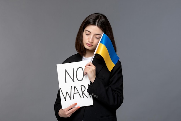 Ucraina conflitto russo splendida giovane donna dai capelli scuri in giacca nera senza segni di guerra
