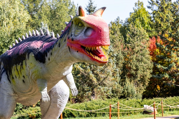 Ucraina, Khmelnitsky, ottobre 2021. Dinosauro, carnotaurus da vicino con bocca aperta e denti affilati