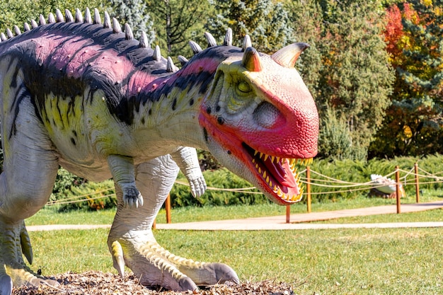 Ucraina, Khmelnitsky, ottobre 2021. Dinosauro, carnotaurus da vicino con bocca aperta e denti affilati