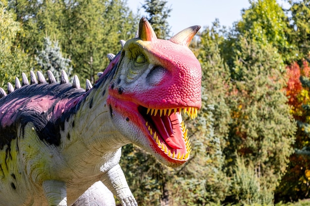 Ucraina, Khmelnitsky, ottobre 2021. Dinosauro, carnotaurus da vicino con bocca aperta e denti affilati