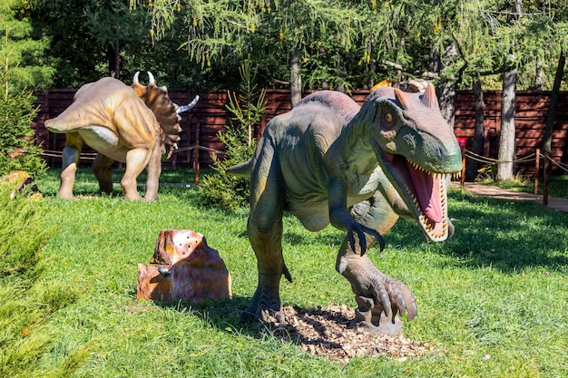 Ucraina, Khmelnitsky, ottobre 2021. Modello di un dinosauro megaraptor nel parco con tempo soleggiato