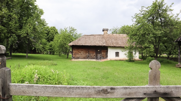 Ucraina, Kiev - 11 giugno 2020. La vecchia casa dei contadini nel museo Pirogovo. Museo nazionale di architettura popolare e vita quotidiana delle case tradizionali del folklore di diverse regioni dell'Ucraina.