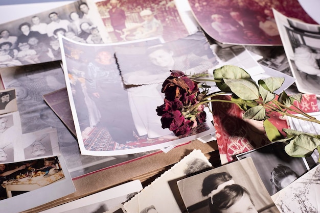 Ucraina Krivoy Rog Novembre 2021Natura morta pile di vecchie fotografie di persone di età diverse con fiori secchi