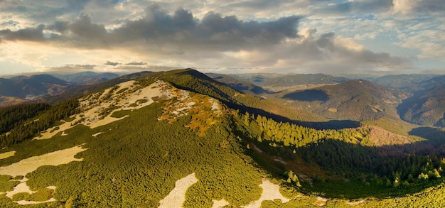 Ucraina L'alba risplende nei Carpazi la nebbia colorata si diffonde sulle valli e sulle pianure della catena montuosa, le praterie dorate sono di una bellezza abbagliante