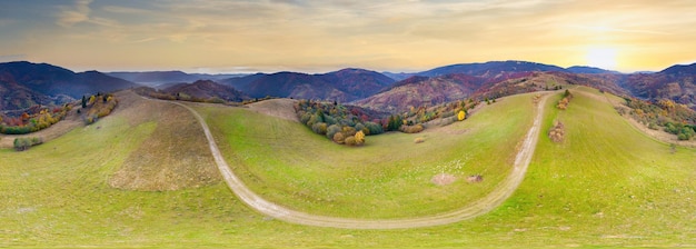 Ucraina le meravigliose montagne dei Carpazi Incredibile paesaggio di montagna con un tramonto colorato e vivido sullo sfondo naturale del viaggio all'aperto del cielo nuvoloso Mondo di bellezza