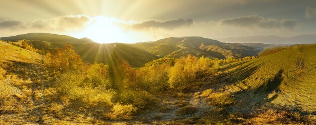 Ucraina le meravigliose montagne dei Carpazi Incredibile paesaggio di montagna con un tramonto colorato e vivido sullo sfondo naturale del viaggio all'aperto del cielo nuvoloso Mondo di bellezza