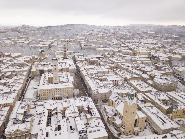 Ucraina Lviv centro città vecchia architettura drone foto vista a volo d'uccello in inverno