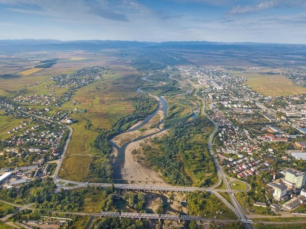 Ucraina Stryi Splendide viste sul fiume e sulla città vista a volo d'uccello dal drone quadricottero