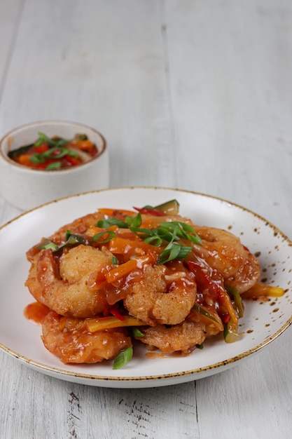 Udang saus asam manis o gamberi in agrodolce a base di gamberi fritti con salsa di pomodoro