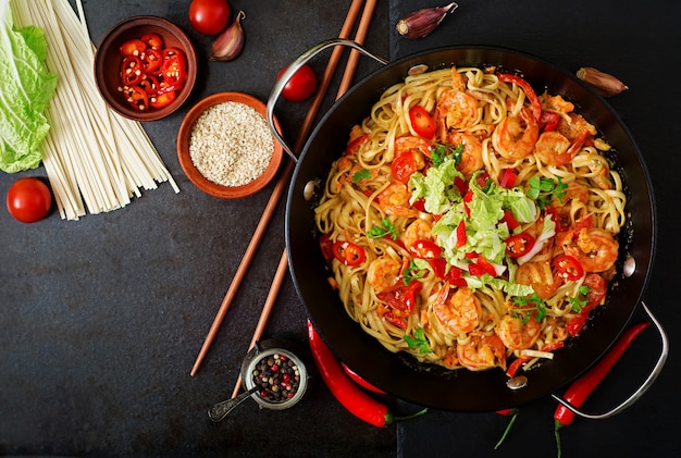 Udon con gamberi, pomodori e paprika. Vista dall'alto