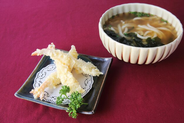 Udon con tempura di gamberi