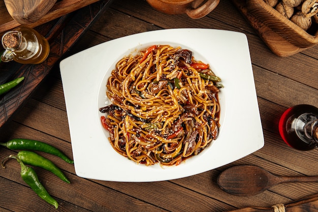 Udon con verdure e carne