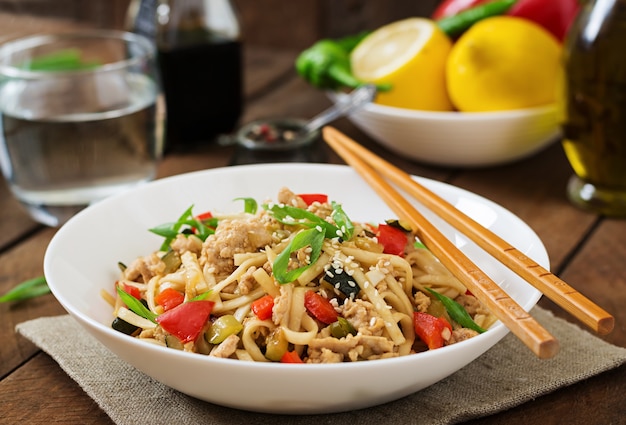 Udon noodles con carne e verdure in stile asiatico