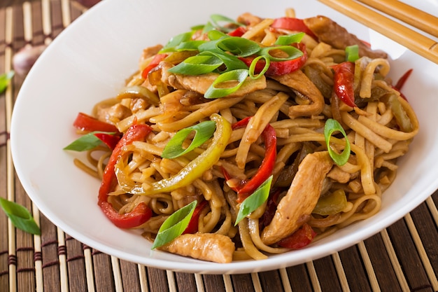 Udon noodles con pollo e peperoni - cucina giapponese