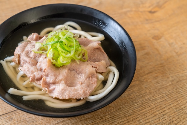 udon ramen noodle con carne di maiale