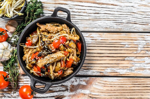 Udon saltate in padella le tagliatelle con pollo e verdure