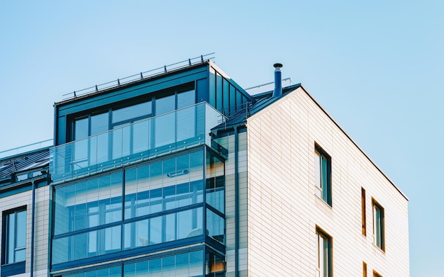 UE Facciata del blocco moderno edificio residenziale casa condominio. Compreso il posto per lo spazio di copia