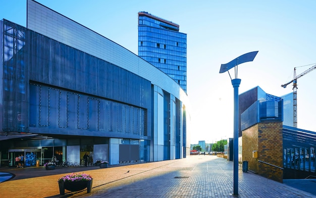 UE Street view su moderni grattacieli in acciaio e vetro che riflettono il cielo blu al tramonto