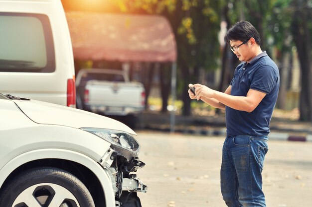 ufficiale del servizio di assicurazione auto controllare danni auto dopo incidente sulla strada