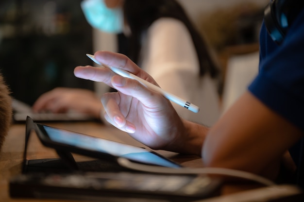 Ufficio a casa, lavoro da casa e giocare con il gatto, indossare la maschera mentre si lavora per mantenere le distanze sociali durante il covid-19, lavoro freelance online, concetto di stile di vita.