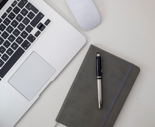 Ufficio da scrivania bianco con smartphone portatile e altre forniture di lavoro con una tazza di caffè Area di lavoro di design su tavolo da scrivania Elementi essenziali su disposizione piatta Scrivania da lavoro con vista dall'alto