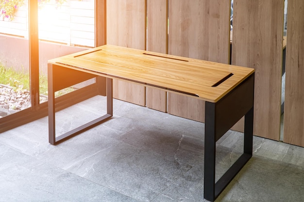 Ufficio del regista con grande tavolo in legno Interior design