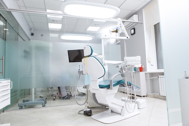 Ufficio dentisti con poltrona odontoiatrica vuota, spazio copia