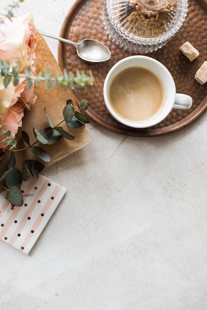 Ufficio domestico femminile da tavolo con fiori