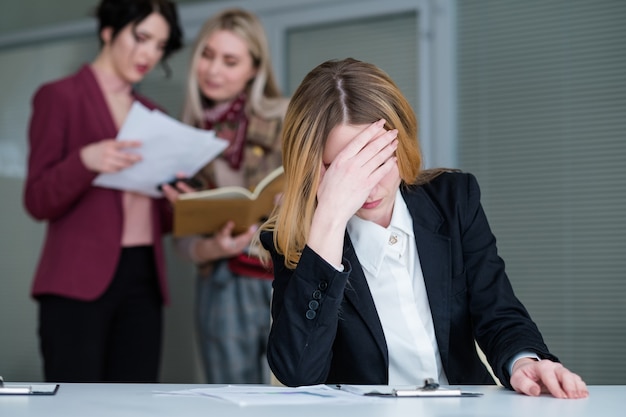 Ufficio ronzio donna mal di testa rumoroso area di lavoro