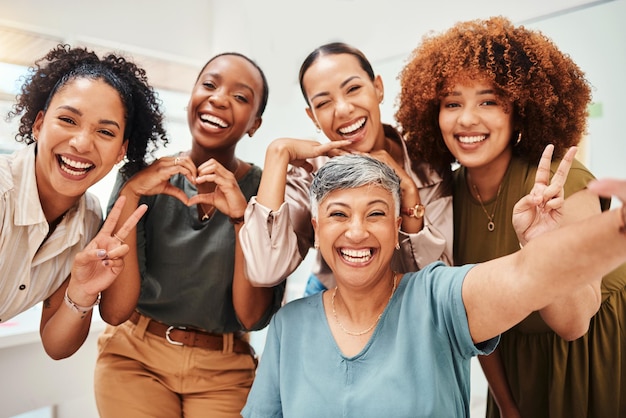 Ufficio selfie o donne divertenti che scattano una fotografia insieme per il lavoro di squadra durante la pausa sul posto di lavoro Ritratto di stilisti o gruppo emozionato di persone felici che ridono in una foto per un ricordo sui social media