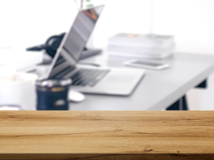 Foto ufficio sfocato sullo sfondo con tavolo in legno