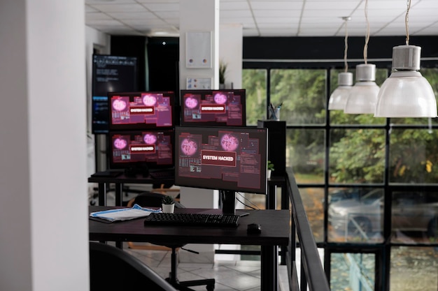 Ufficio vuoto con monitor di computer che mostrano avvisi di hacking dopo una violazione della sicurezza, attacco di criminalità informatica con messaggio di distorsione dell'errore. Società di software con pc con crash di sistema e malfunzionamento.
