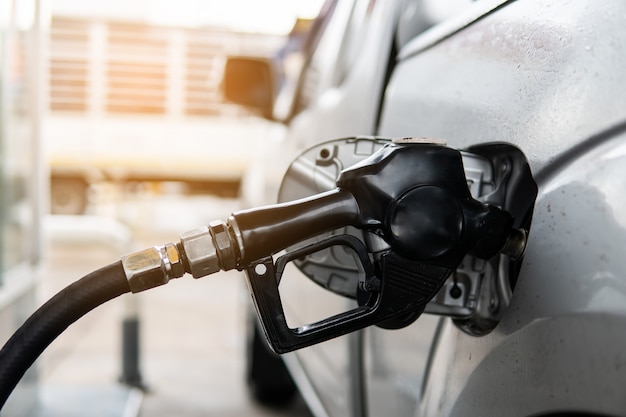 Ugello del carburante per riempire il carburante in auto alla stazione di servizio.