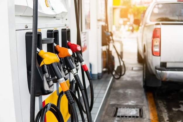 Ugello del carburante per riempire il carburante in auto alla stazione di servizio.