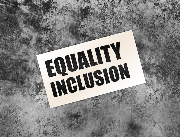 Uguaglianza Parole di inclusione su carta su sfondo grigio Concetto aziendale